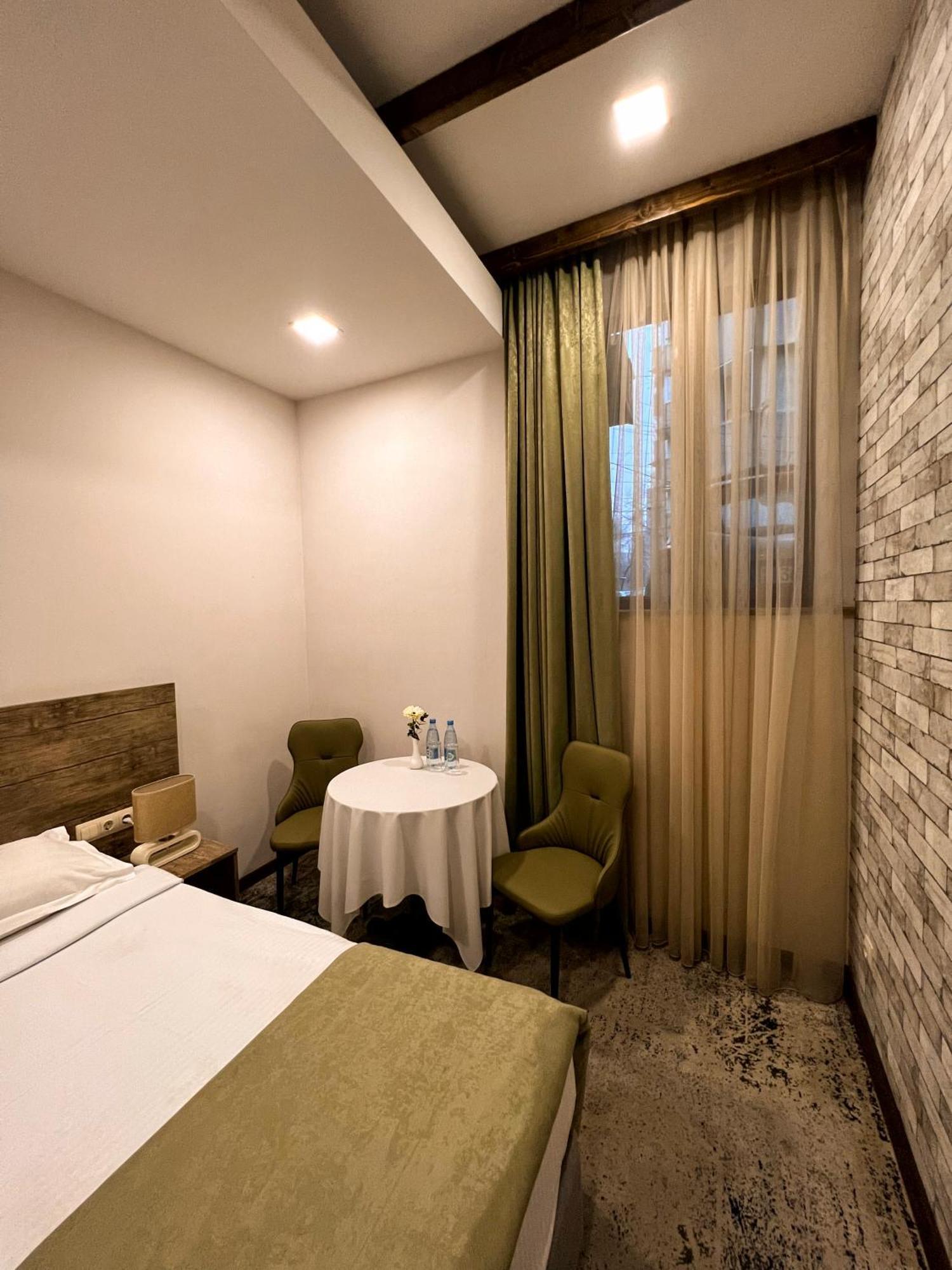 Evn Boutique Hotel 耶烈万 客房 照片